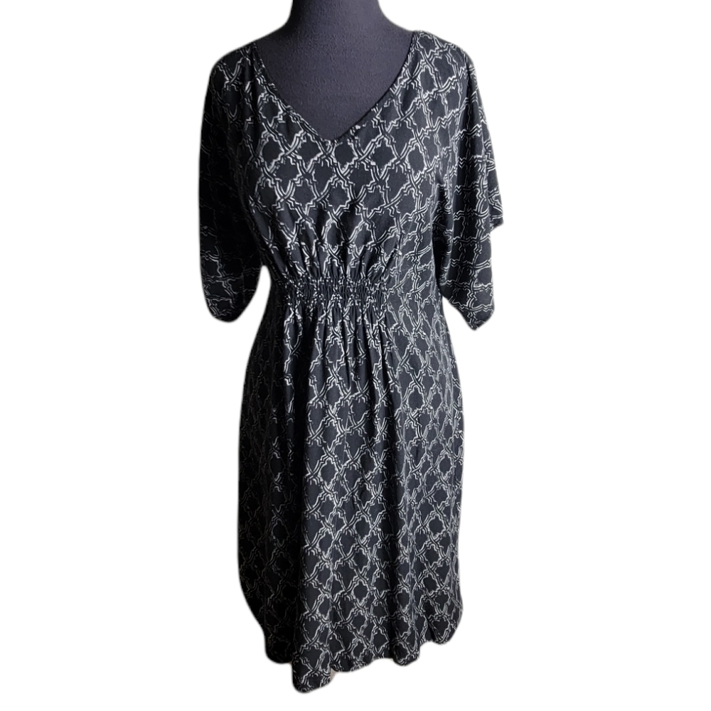 Liz Lange maternity target black white geometric smocked v neck dress small